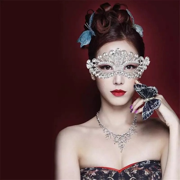 Stunning Crystal Venetian Masquerade Mask - Picture 9 of 14